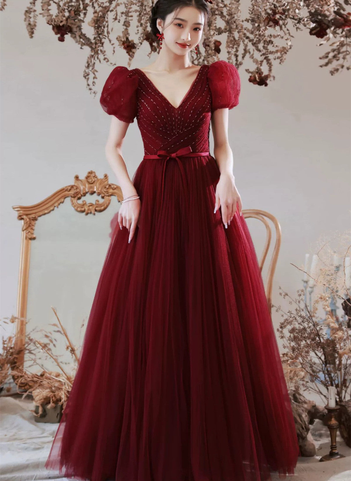 Vestido de fiesta de tul de manga corta con cuentas de color rojo vino 