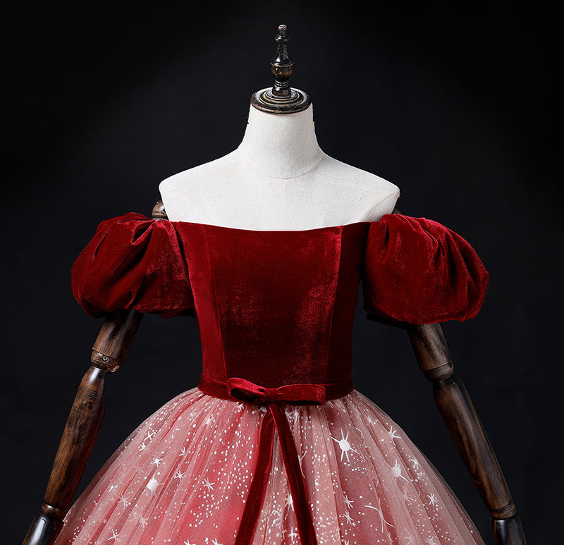 Vestido formal con hombros descubiertos, terciopelo rojo vino y tul rosa 
