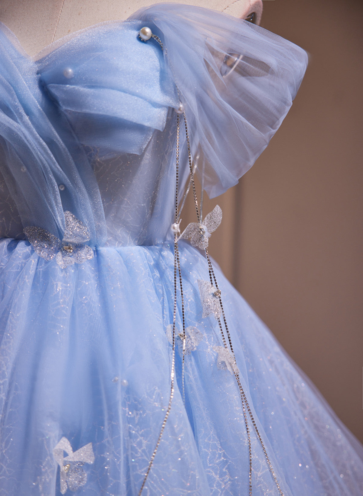 Vestido de fiesta azul de corte A, corto, con hombros descubiertos y largo hasta la rodilla 