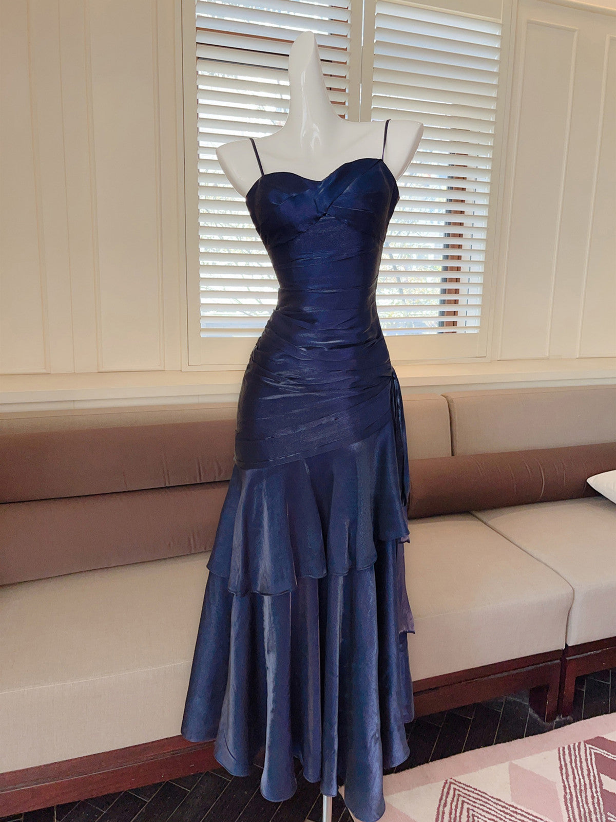 Vestido de fiesta azul marino de sirena con tirantes finos 