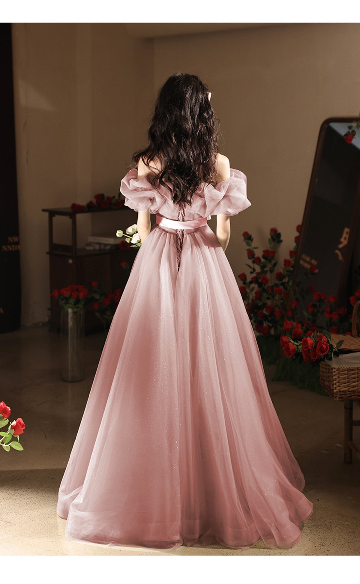 Vestido de fiesta de tul rosa con hombros descubiertos y corte en A 