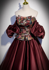 Elegante vestido de noche de satén burdeos con hombros descubiertos 