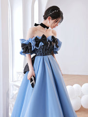 Vestido de fiesta largo de satén azul con hombros descubiertos y encaje negro 