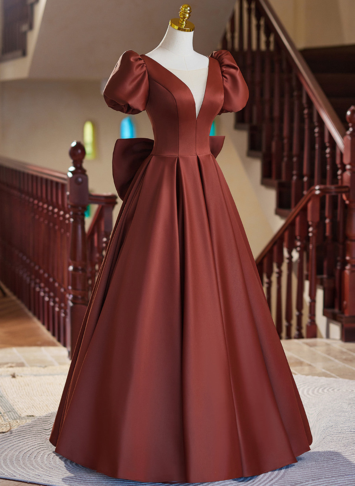 Vestido de fiesta largo sencillo de satén con mangas cortas y escote en V 