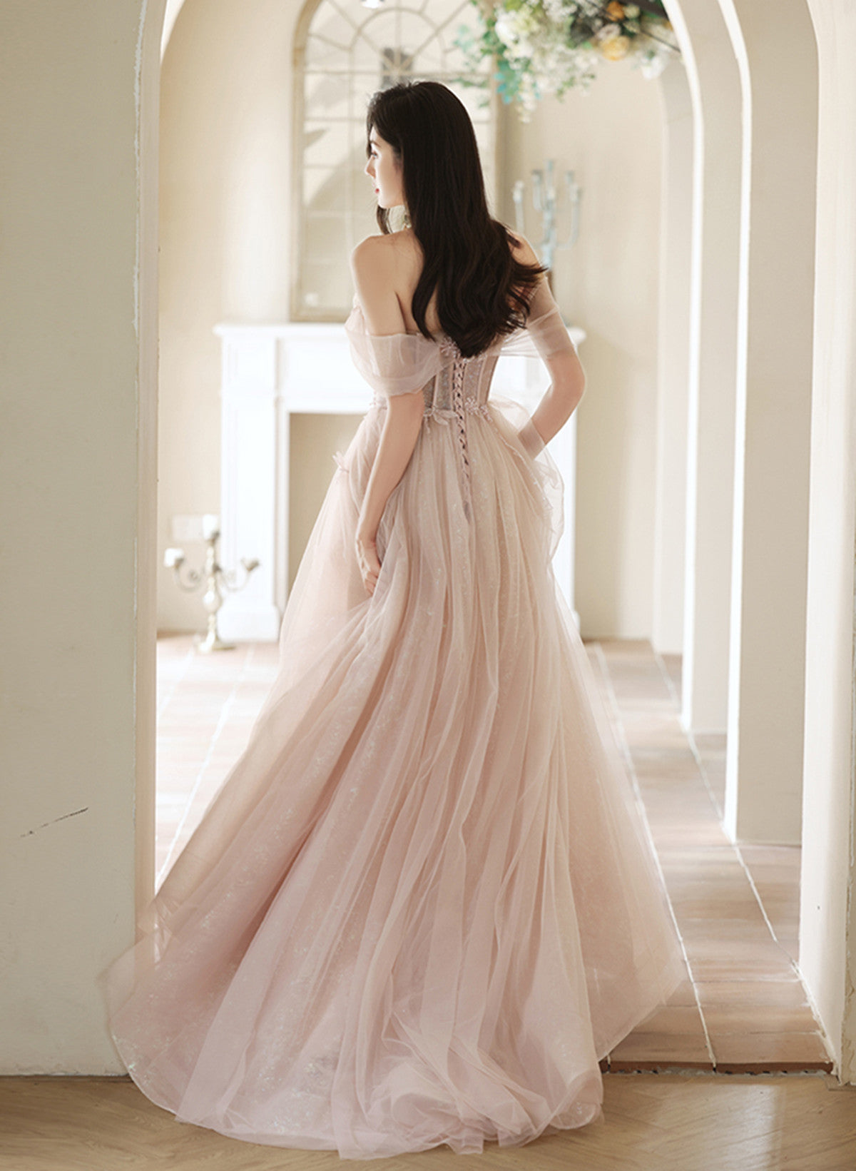 Vestido formal largo de tul rosa con hombros descubiertos 