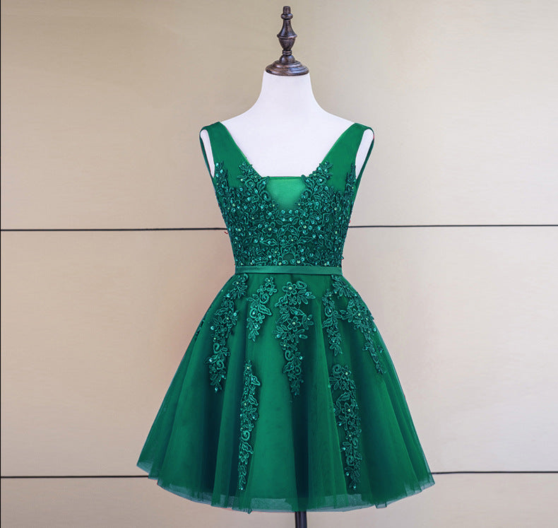 Lindo vestido de fiesta corto de tul con escote en V y cuentas 