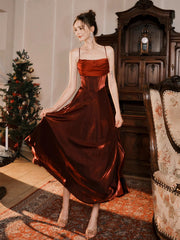 Vestido de fiesta largo de satén rojo vino con tirantes en forma de A y mangas 
