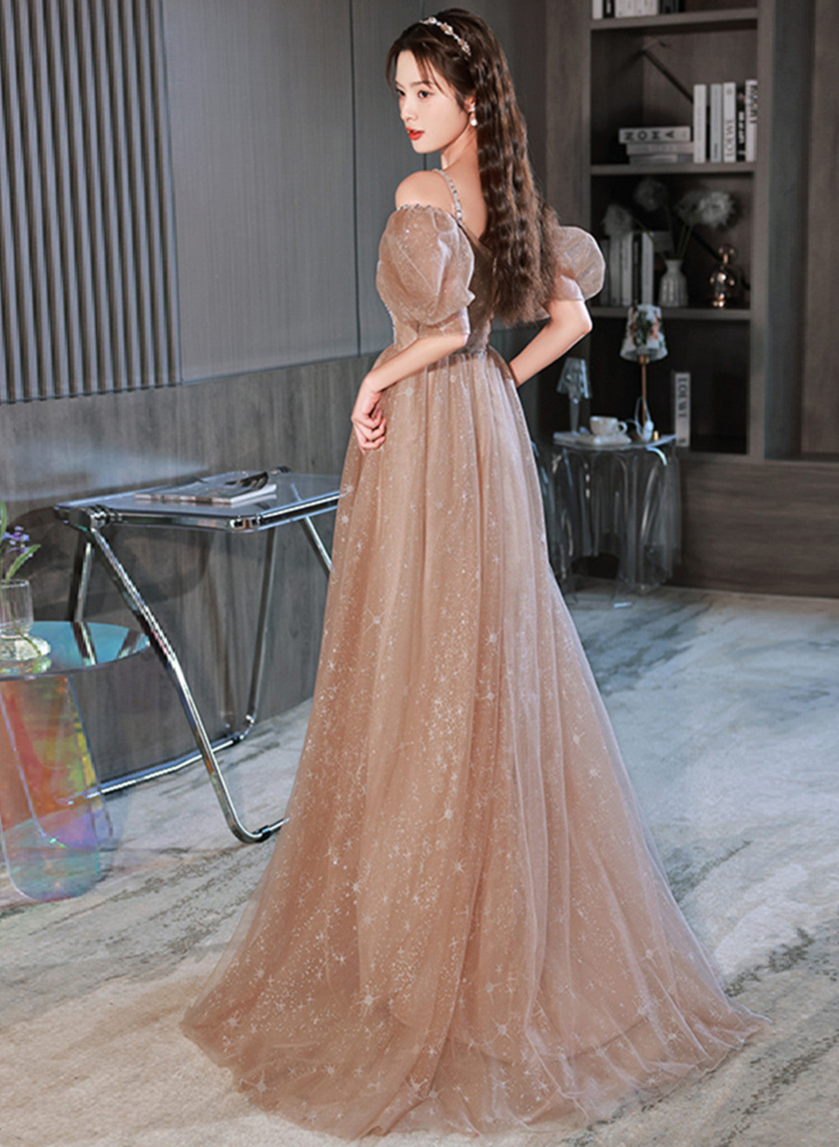 Vestido de fiesta largo con hombros descubiertos y tul color champán en forma de A 