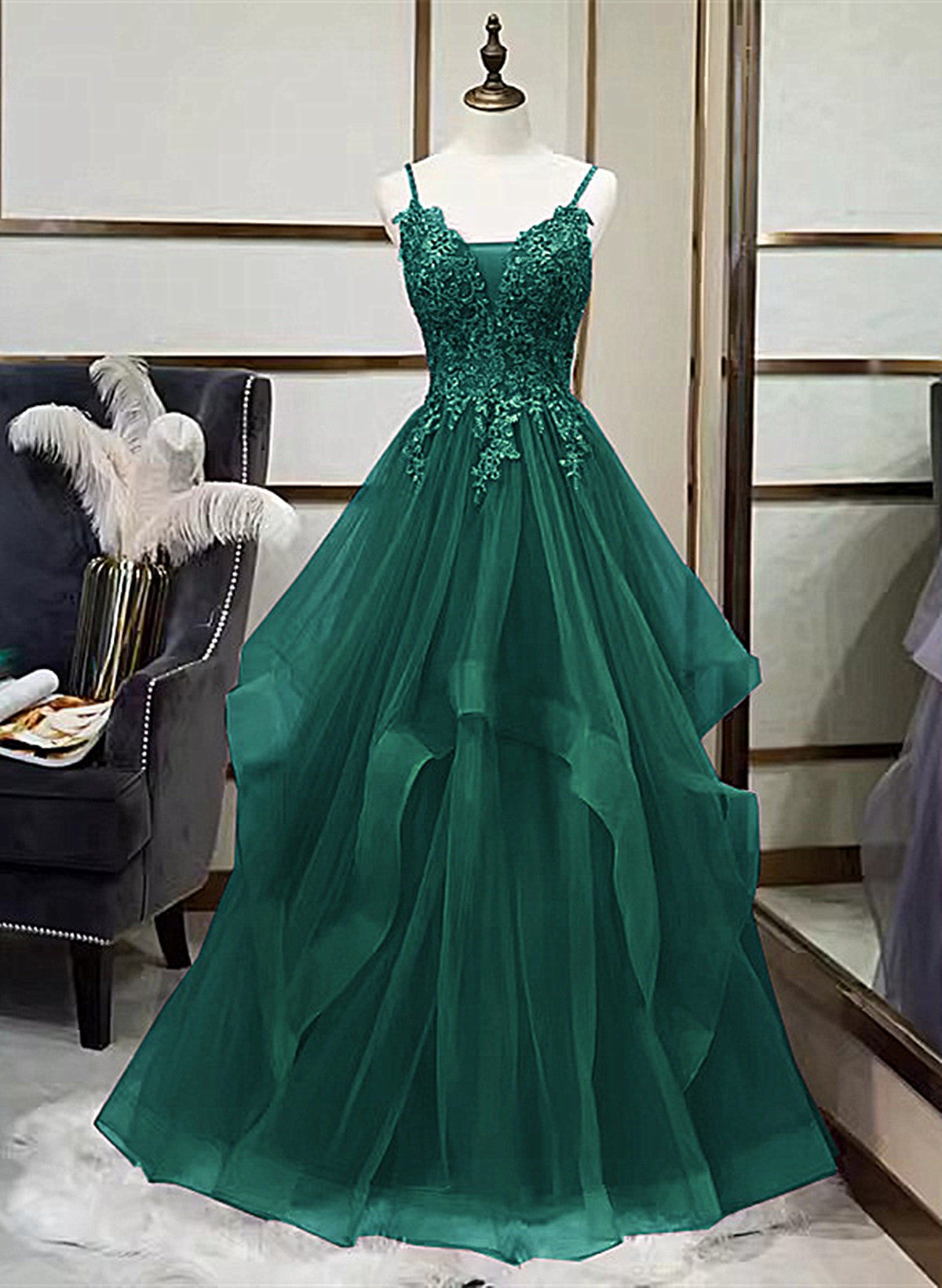 Vestido de fiesta de tul verde con escote en V y apliques de encaje 