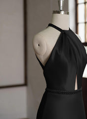 Vestido de noche largo de satén negro con cuello halter y espalda baja 