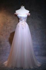 Hermoso vestido de fiesta rosa claro con escote en forma de corazón y hombros descubiertos 