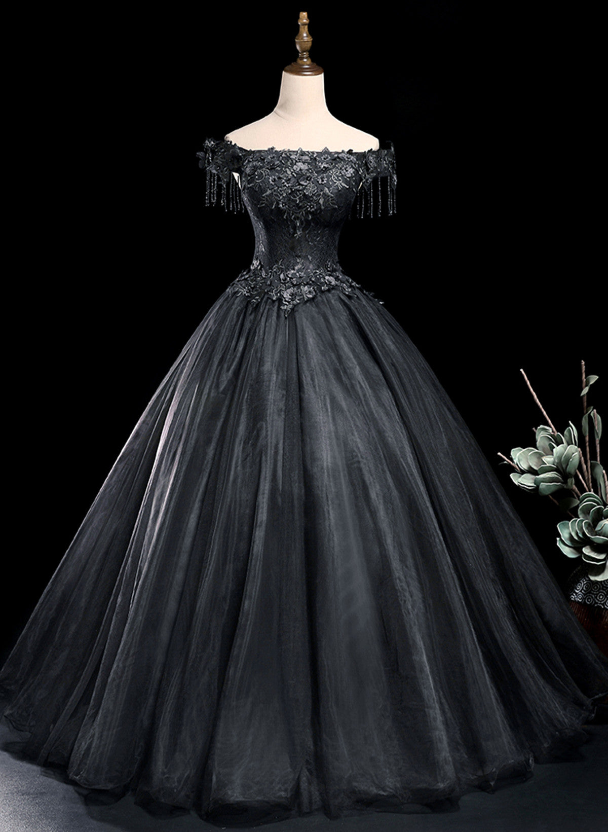 Vestido de fiesta de tul negro con hombros descubiertos y apliques de encaje 