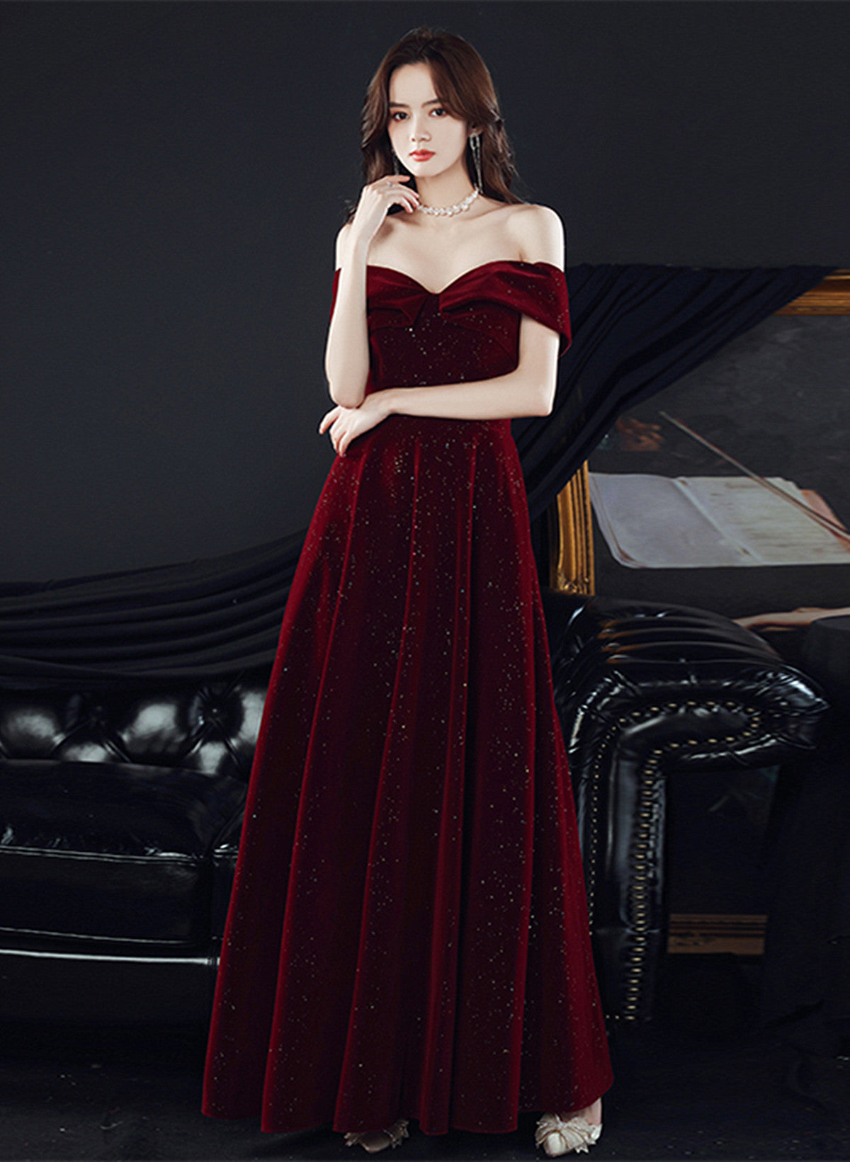 Vestido de fiesta largo con hombros descubiertos de terciopelo rojo vino 