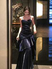 Vestido de noche largo azul marino con escote corazón y tirantes de sirena 