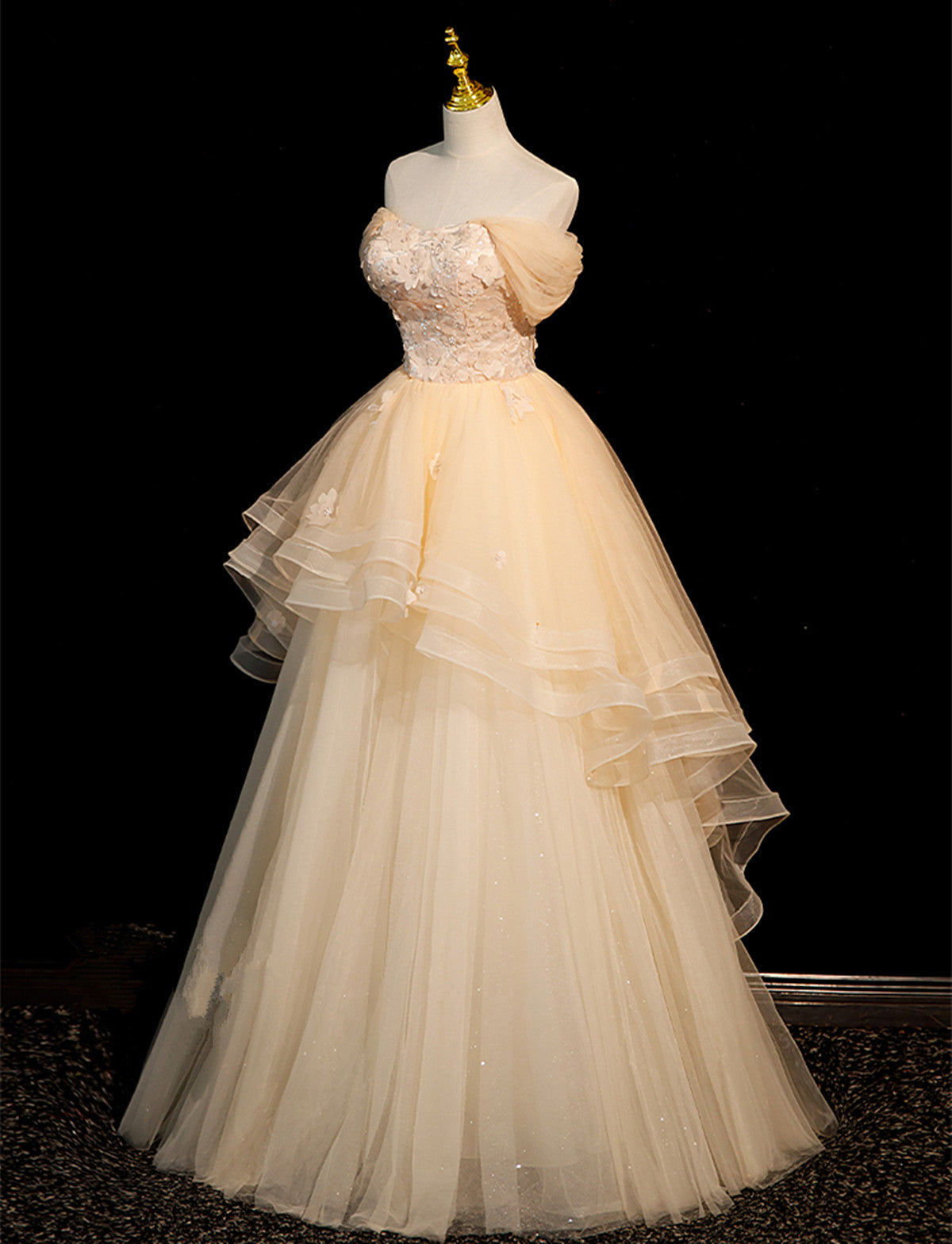 Lindo vestido de fiesta color champán claro con escote en forma de corazón y hombros descubiertos 