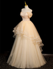 Lindo vestido de fiesta color champán claro con escote en forma de corazón y hombros descubiertos 