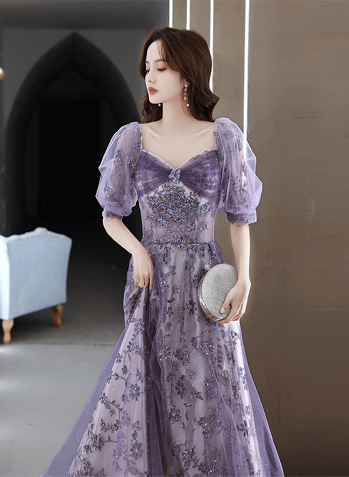 Vestido de fiesta morado de tul con escote en forma de corazón y mangas cortas 