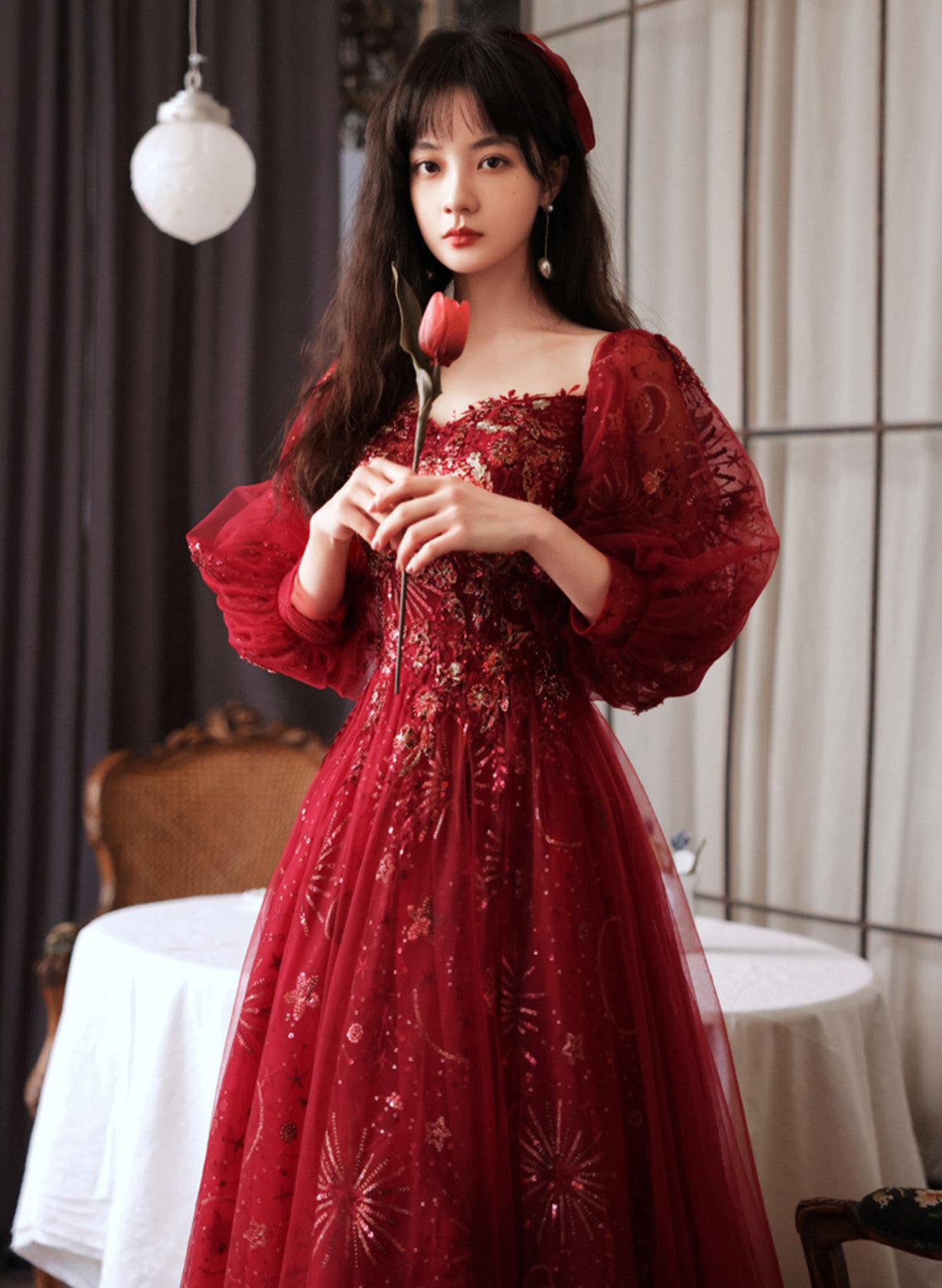 Vestido de fiesta de tul rojo vino con mangas abullonadas y tul brillante 
