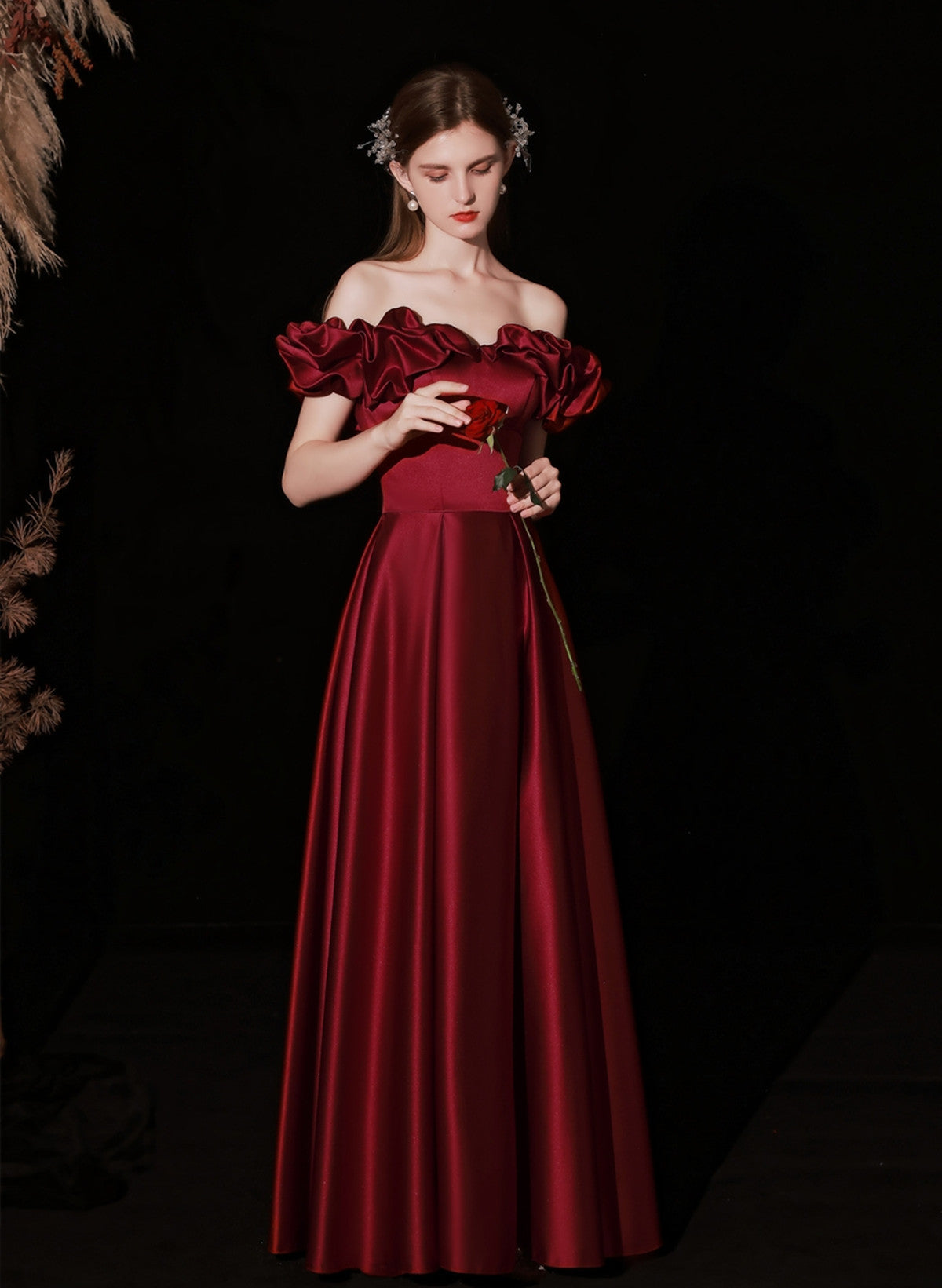 Vestido de noche largo con hombros descubiertos de satén rojo vino 