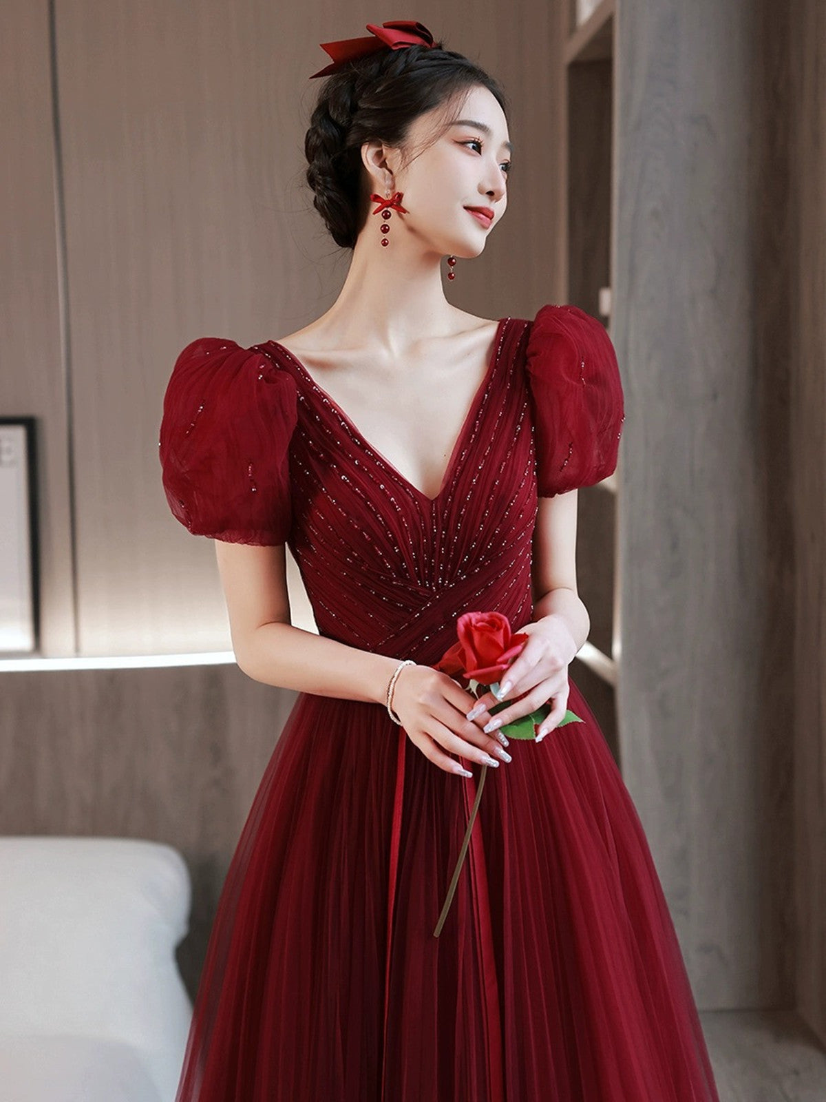 Vestido de fiesta de tul de manga corta con cuentas de color rojo vino 