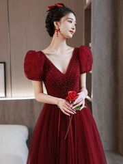 Vestido de fiesta de tul de manga corta con cuentas de color rojo vino 