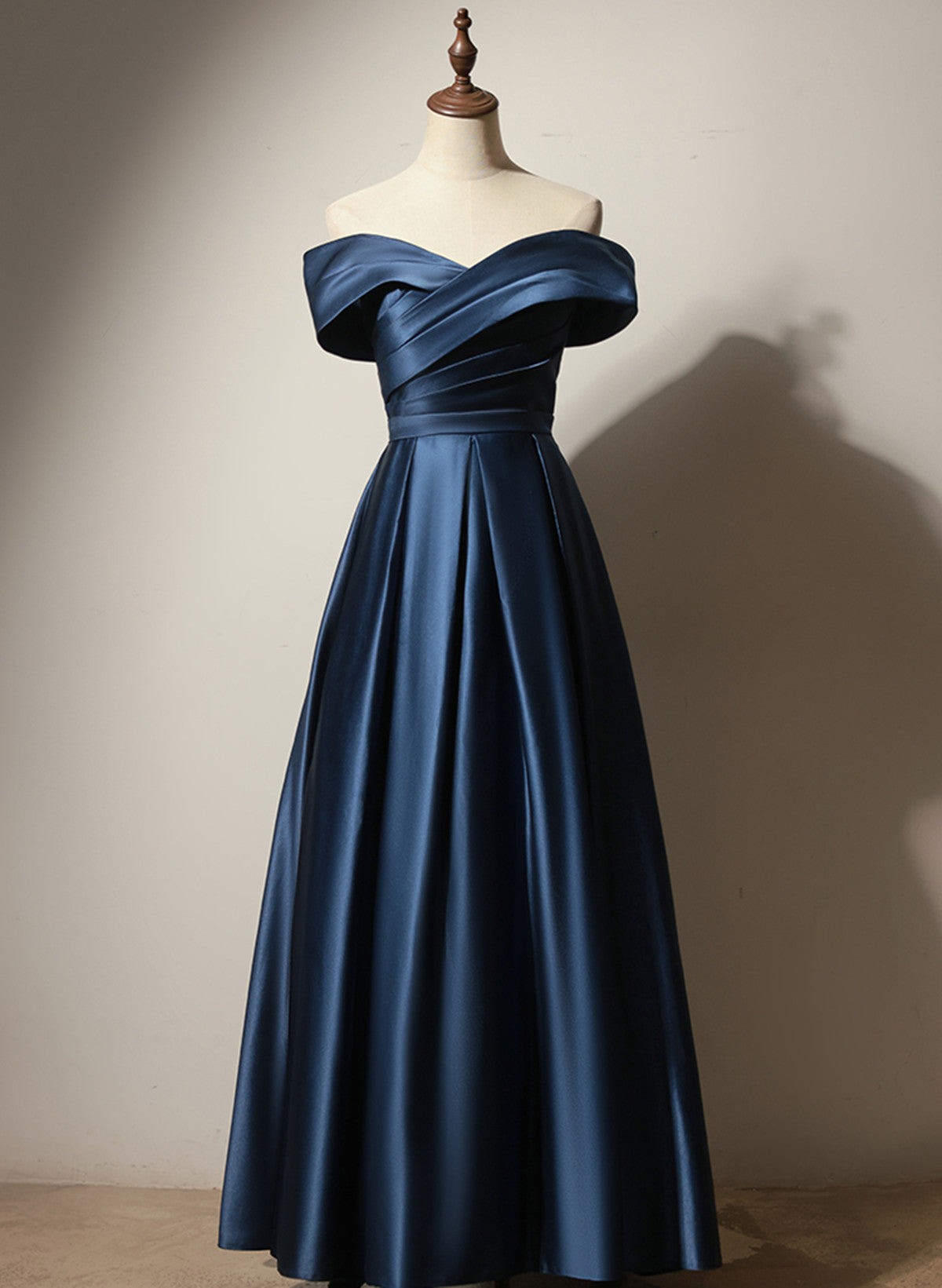 Vestido de fiesta largo de satén azul marino con corte A 