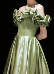 Vestido de fiesta de satén verde con hombros descubiertos 