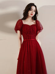 Vestido de fiesta de tul rojo vino con mangas cortas y largo hasta la rodilla 