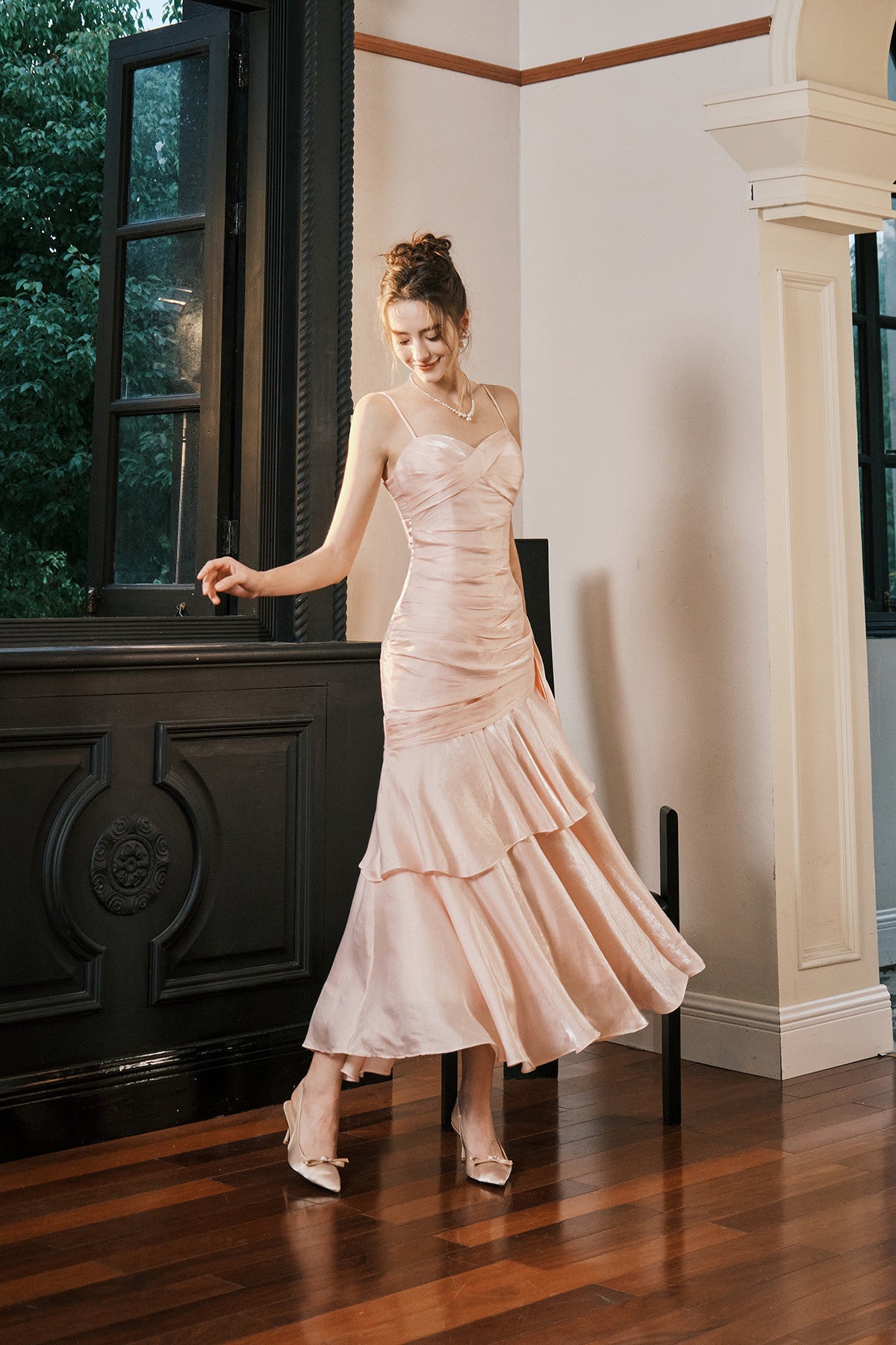 Lindo vestido de fiesta largo con escote en forma de corazón rosa. 