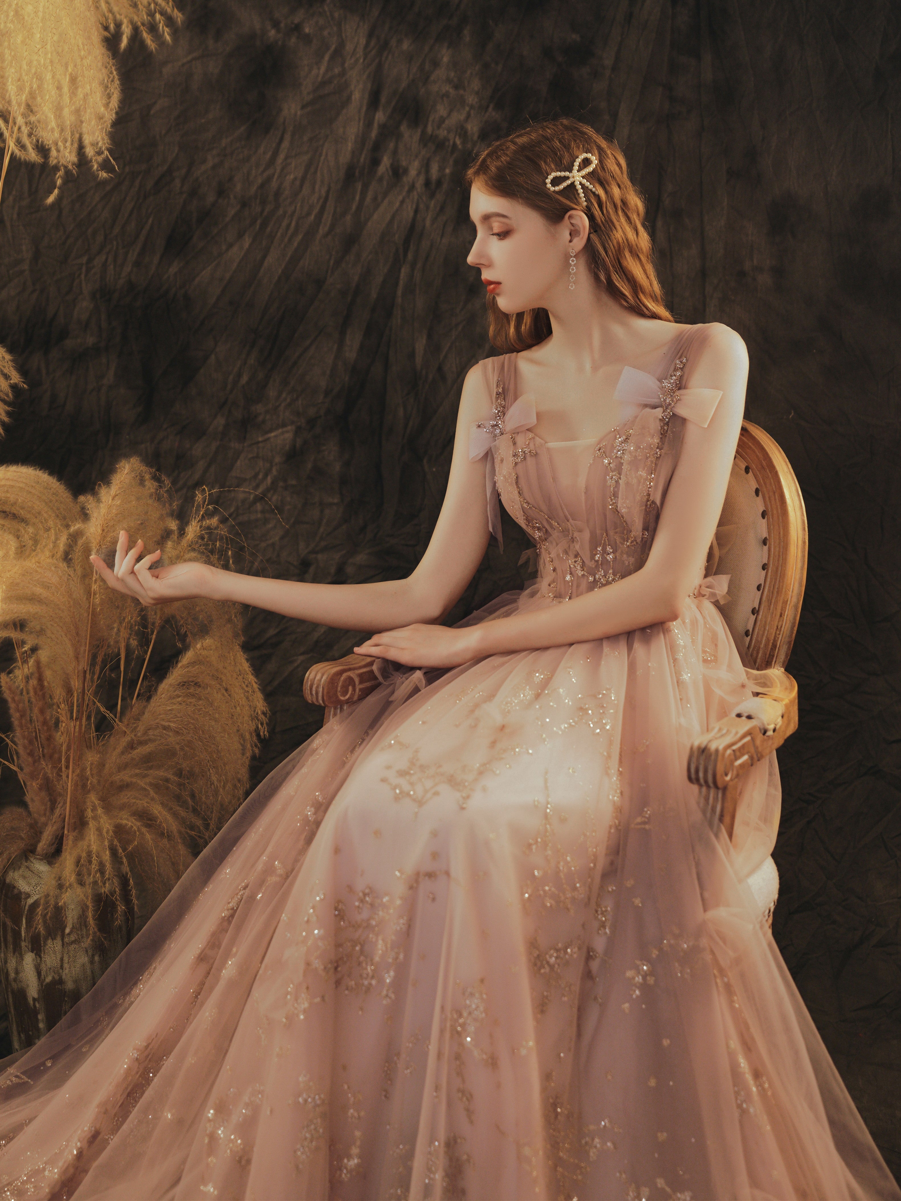 Vestido de fiesta largo de tul con tirantes de color rosa oscuro y encaje 