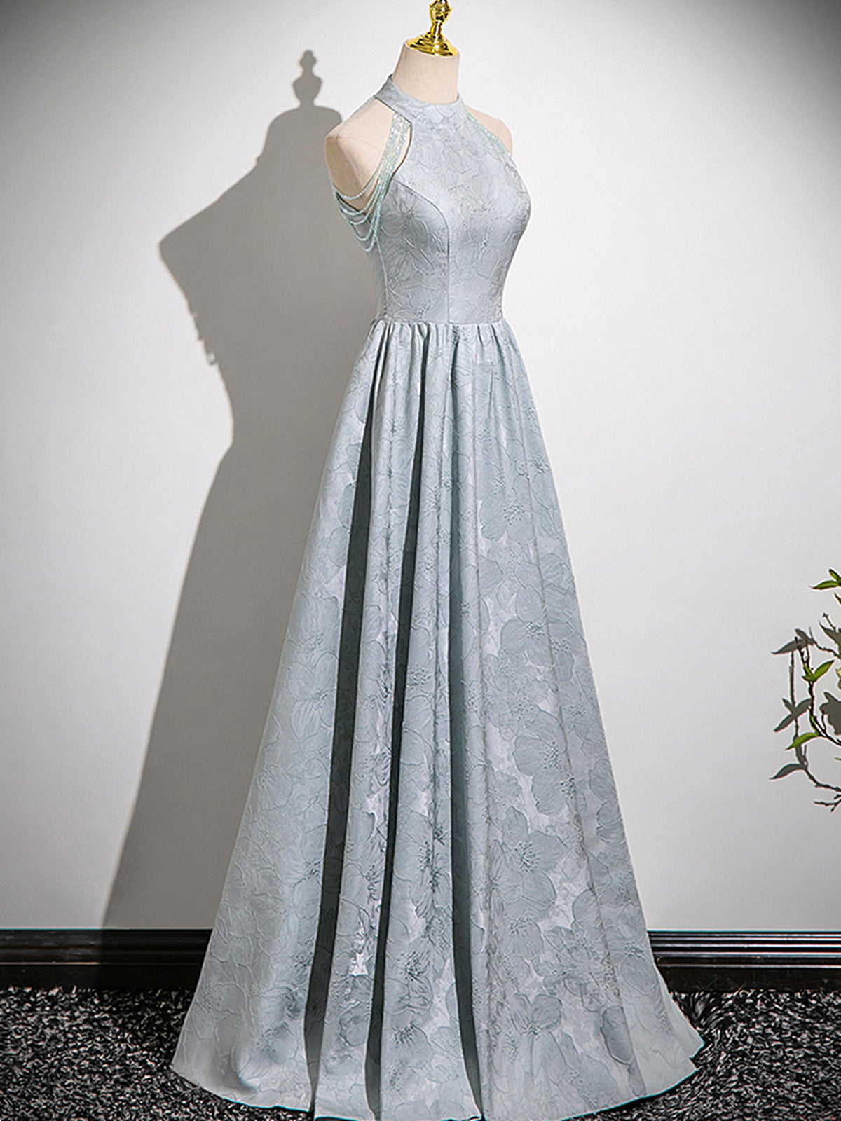 Vestido de fiesta de satén gris plateado con corte A y largo hasta el suelo 