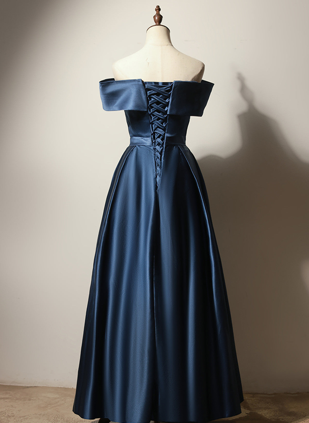 Vestido de fiesta largo de satén azul marino con corte A 