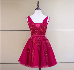 Lindo vestido de fiesta corto de tul con escote en V y cuentas 
