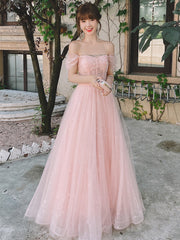 Vestido de fiesta sencillo de tul con hombros descubiertos en color rosa y corte A para graduación 