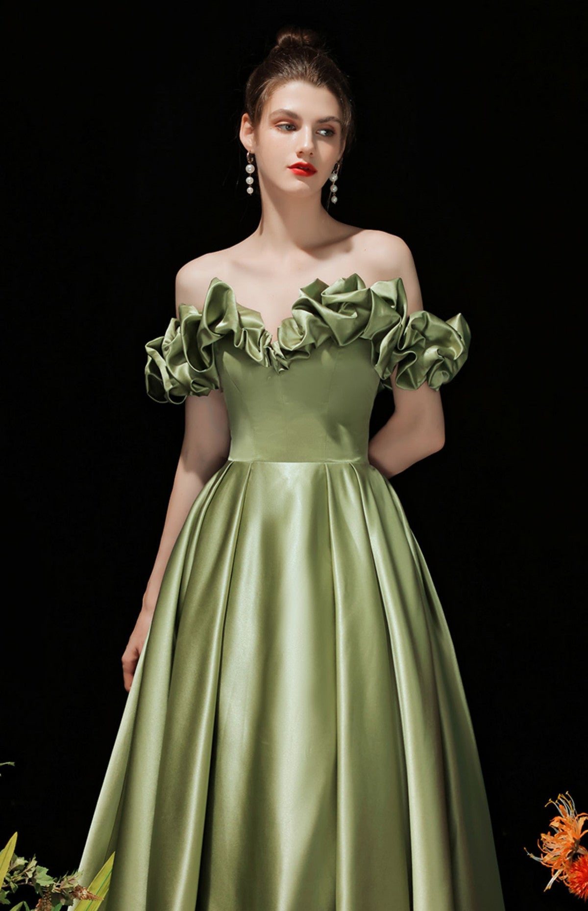 Vestido de fiesta de satén verde con hombros descubiertos 