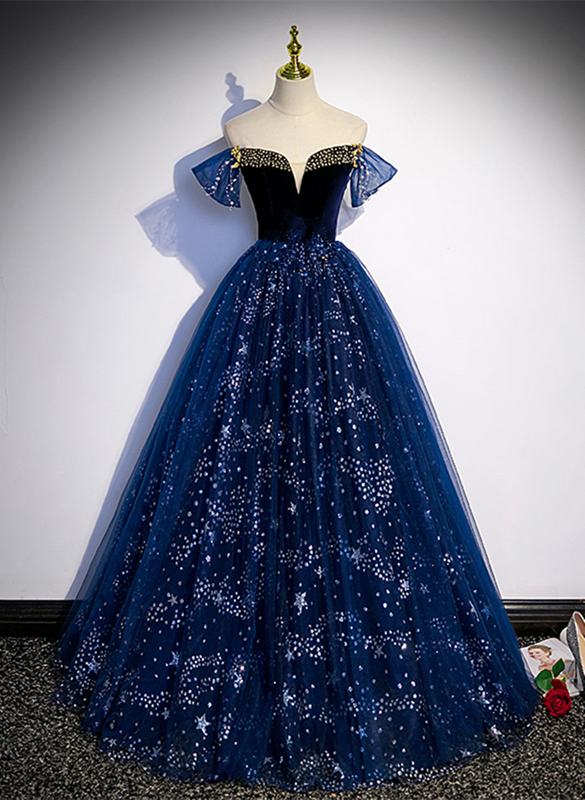 Vestido de fiesta largo de tul azul marino con hombros descubiertos y cuentas 