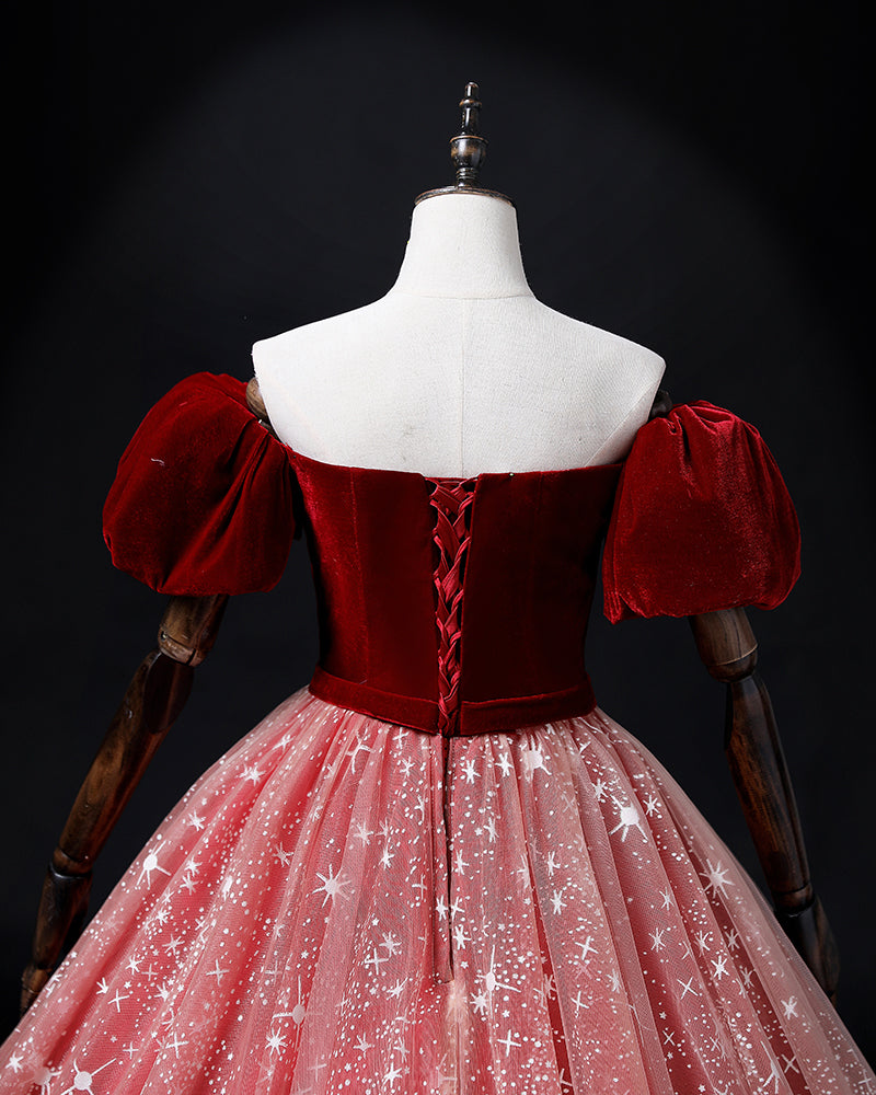 Vestido formal con hombros descubiertos, terciopelo rojo vino y tul rosa 