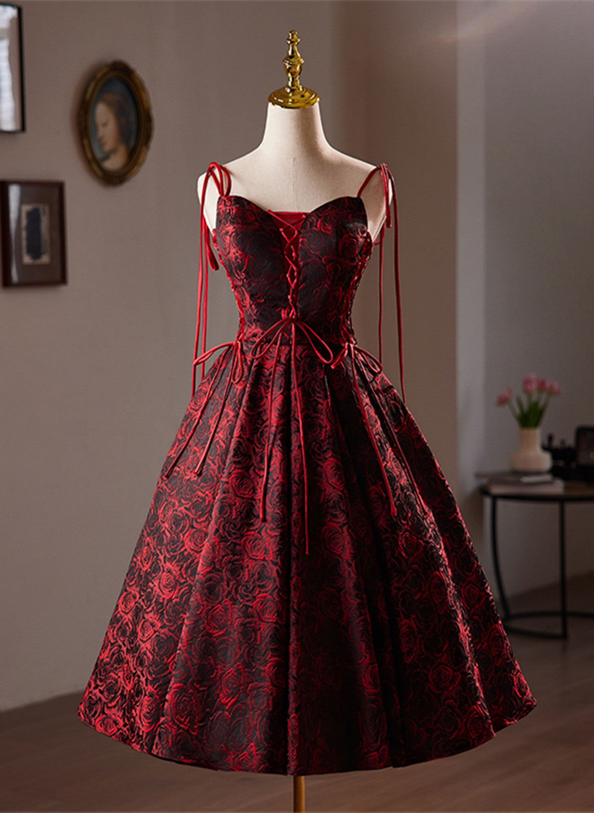 Vestido de fiesta hasta la rodilla con tirantes de satén floral rojo vino 