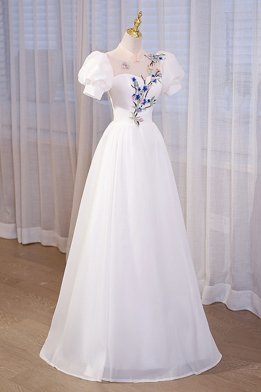 Vestido de fiesta blanco de escote alto, corte A y manga corta 