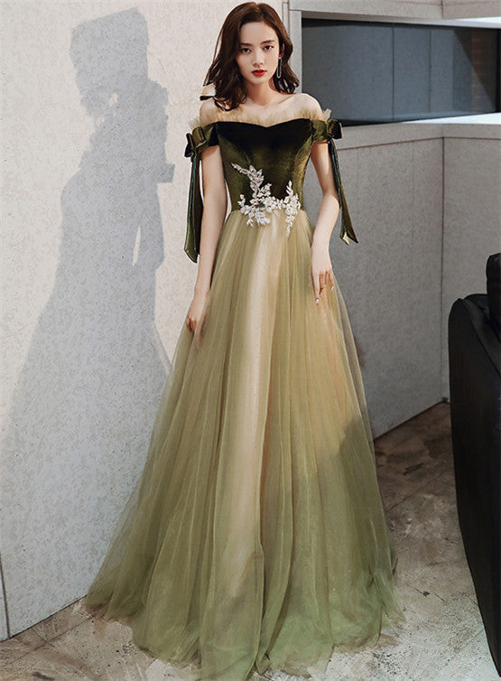 Vestido de noche largo de terciopelo y tul con hombros descubiertos en verde y encaje 