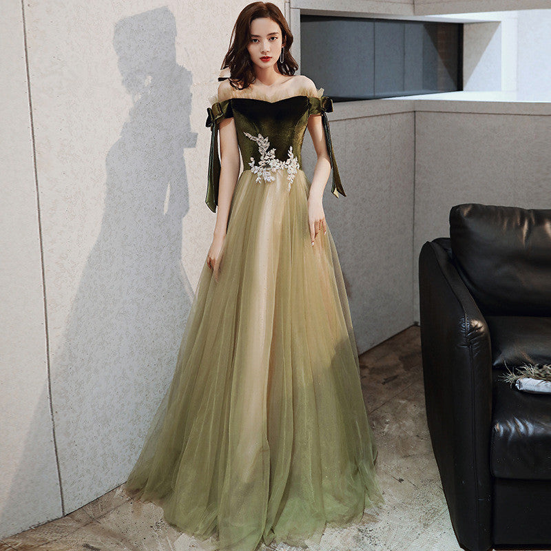 Vestido de noche largo de terciopelo y tul con hombros descubiertos en verde y encaje 