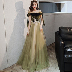 Vestido de noche largo de terciopelo y tul con hombros descubiertos en verde y encaje 