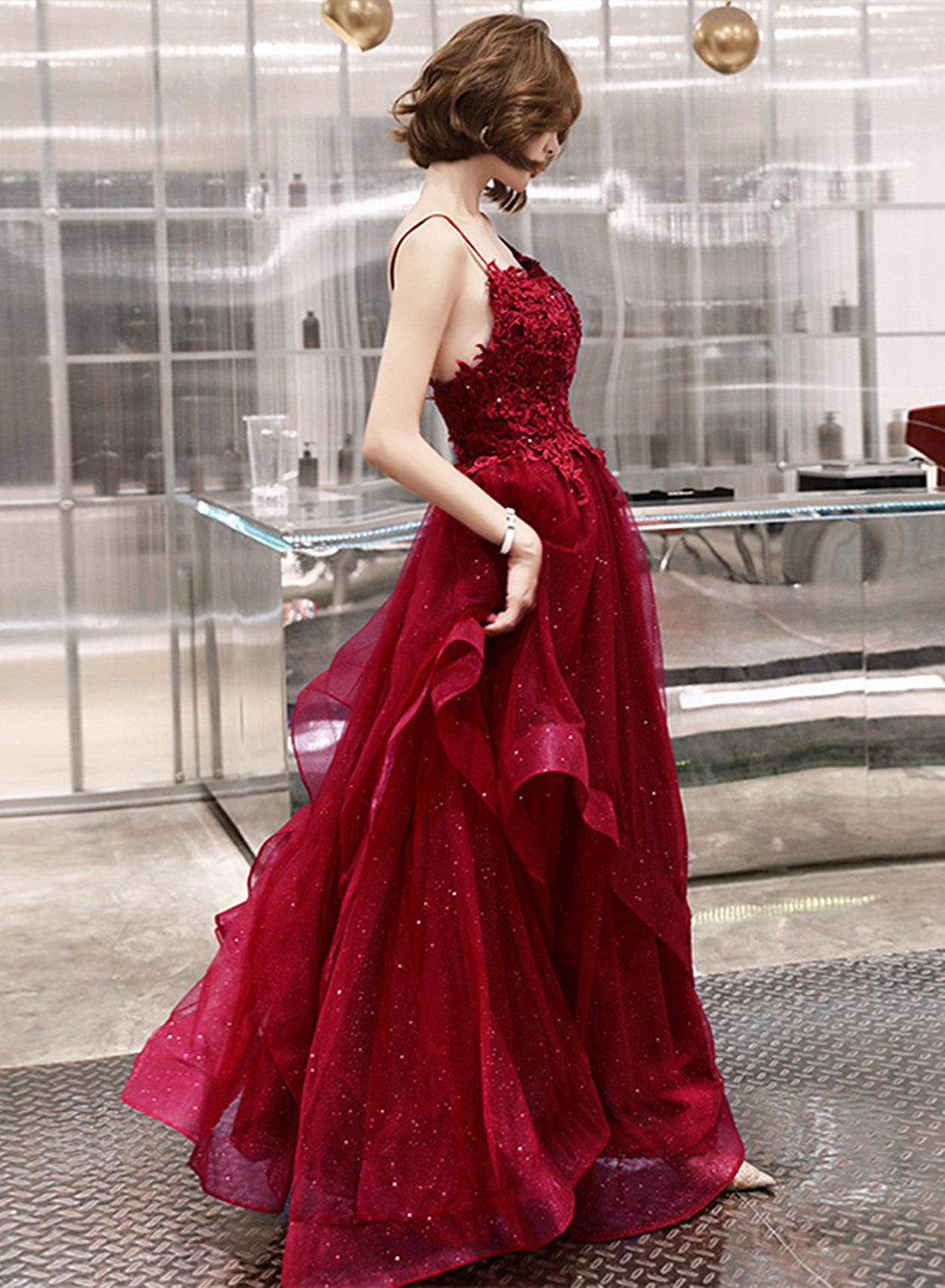 Vestido de fiesta con capas de tul brillante rojo vino y tirantes con encaje 