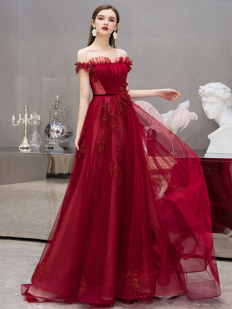 Vestido formal largo de tul con encaje y hombros descubiertos en color rojo vino 