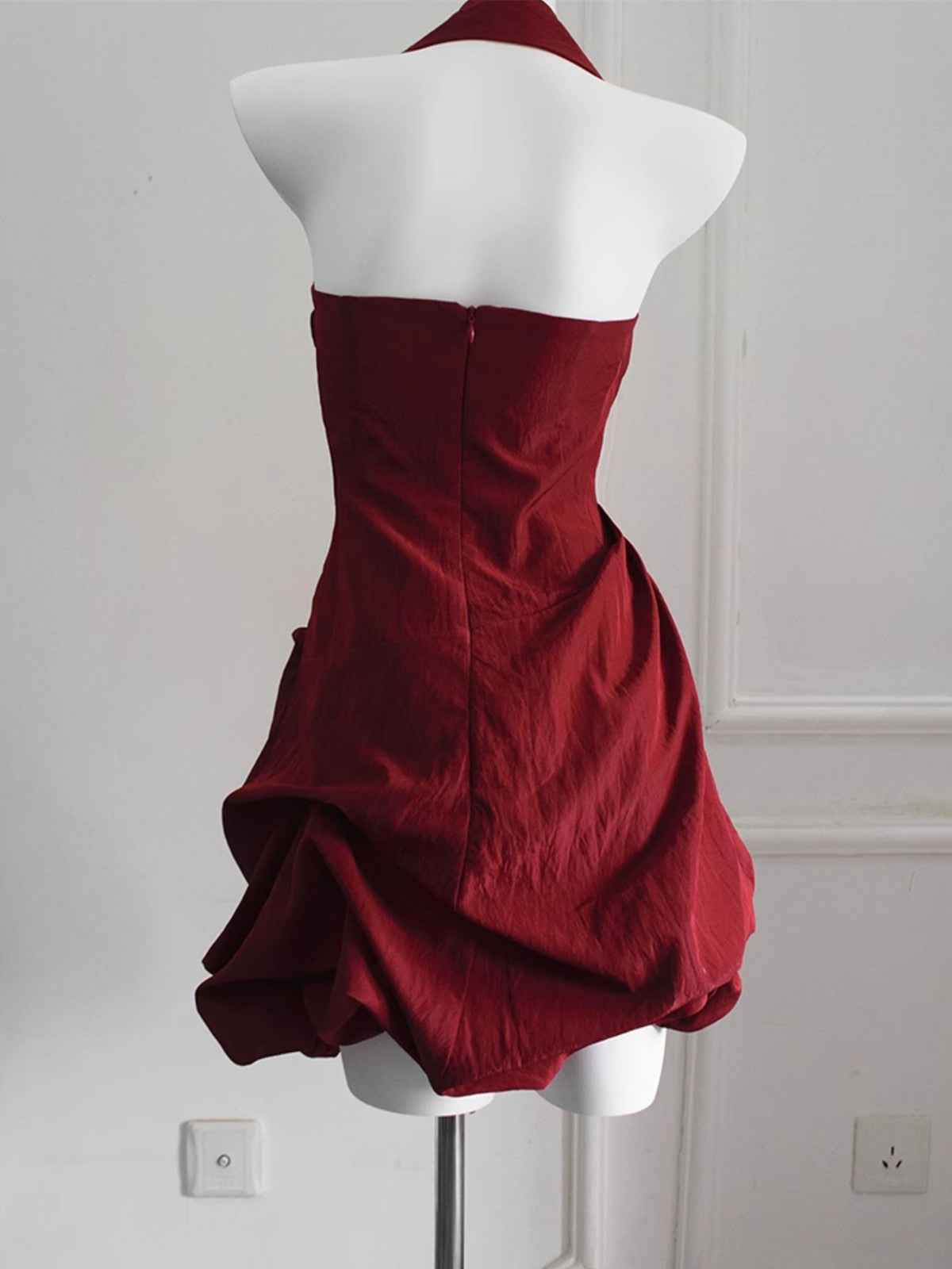 Vestido de fiesta corto con cuello halter de tafetán rojo vino 