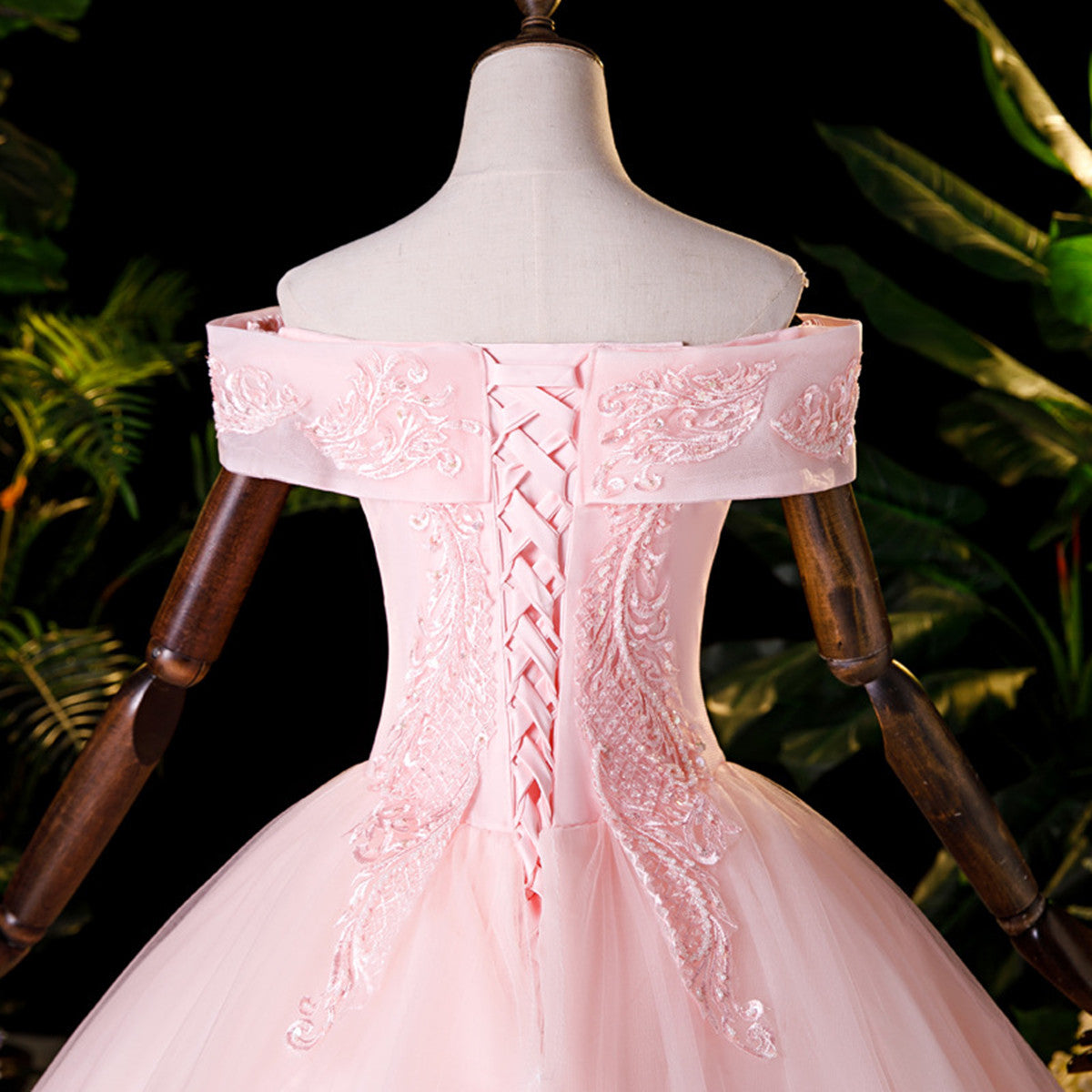 Vestido de fiesta de tul rosa con hombros descubiertos y apliques de encaje 