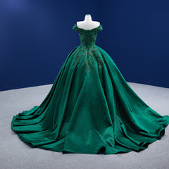 Vestido formal largo de satén verde con cuentas y hombros descubiertos 