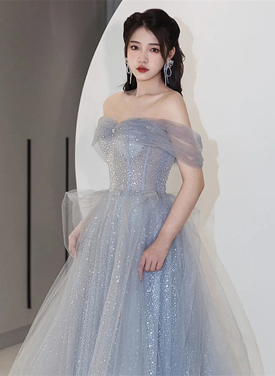 Vestido de fiesta largo de tul azul claro con hombros descubiertos 