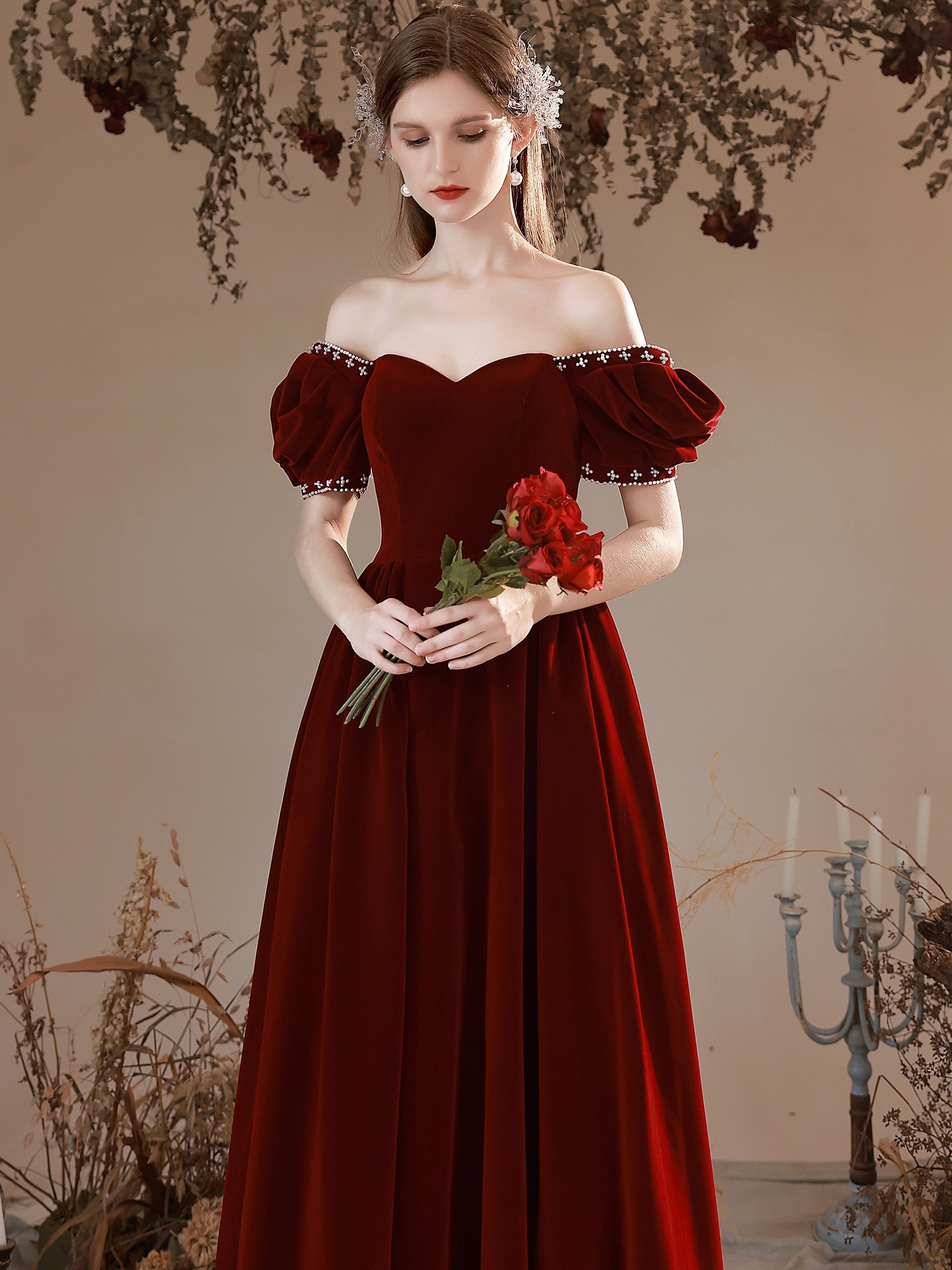 Vestido de fiesta de terciopelo rojo vino con mangas cortas y escote corazón 