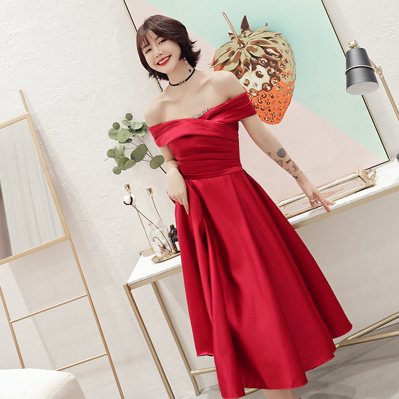 Vestido de fiesta de satén rojo con hombros descubiertos y cordones 